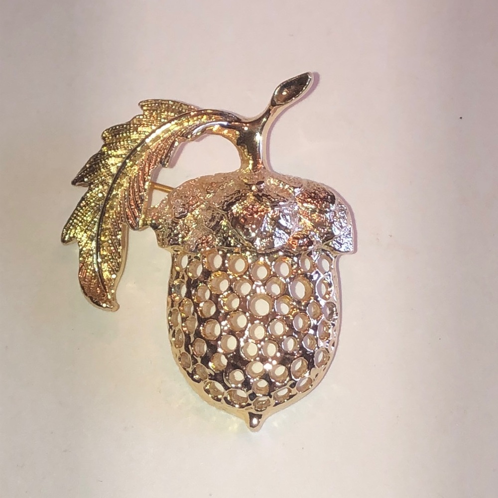 Sarah Coventry Gold Tone Acorn Leaf Brooch